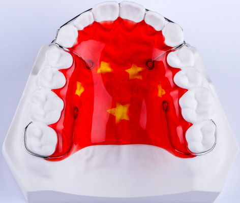 Συμβατό αφαιρούμενο ελατήριο Hawley Retainer μετά από Invisalign